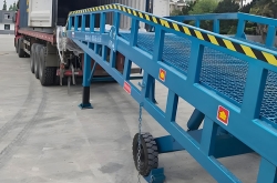 登車橋:打通物流裝卸最后一米的高效利器-集裝箱裝車平臺登車橋